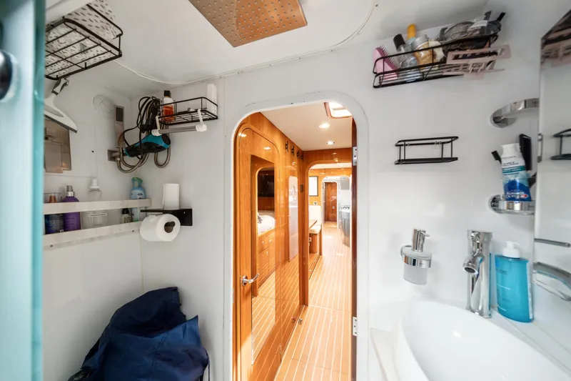 Sur L'eau Yacht Photos Pics 