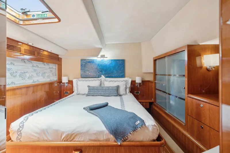 Sur L'eau Yacht Photos Pics 