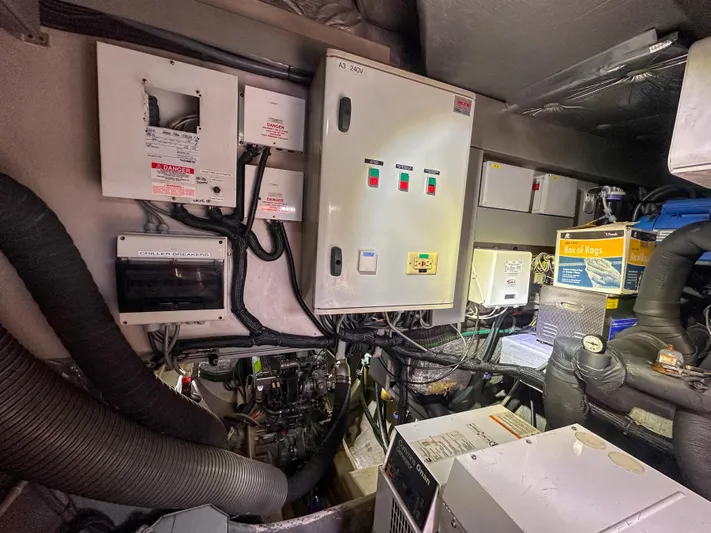 Sur L'eau Yacht Photos Pics 