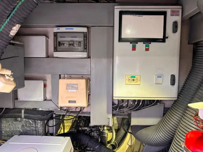 Sur L'eau Yacht Photos Pics 