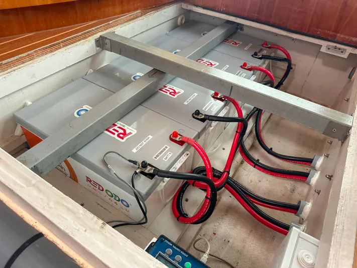 Sur L'eau Yacht Photos Pics 