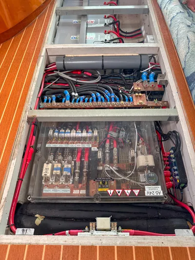 Sur L'eau Yacht Photos Pics 