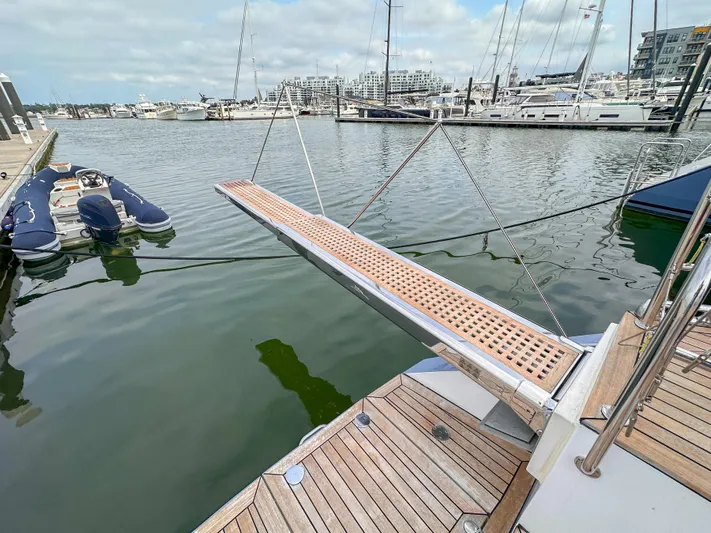 Sur L'eau Yacht Photos Pics 