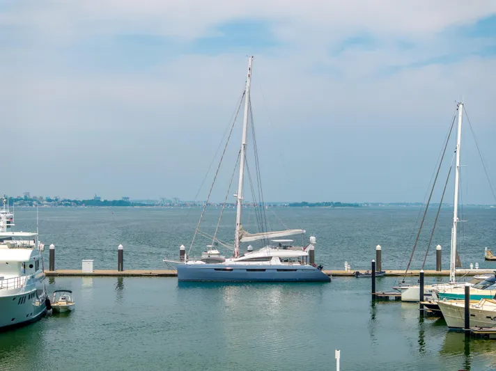 Sur L'eau Yacht Photos Pics 