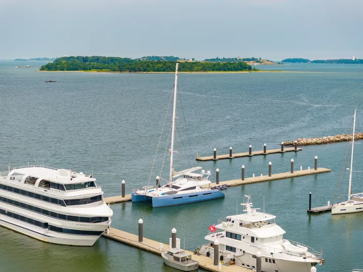 Sur L'eau Yacht Photos Pics 