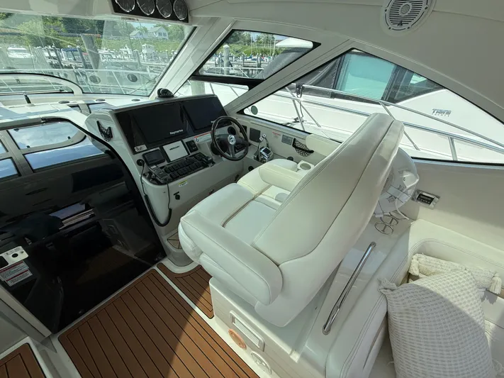 Midnight Run Yacht Photos Pics 2009 Sea Ray 43 Sundancer helm with white seating and modern navigation equipment.