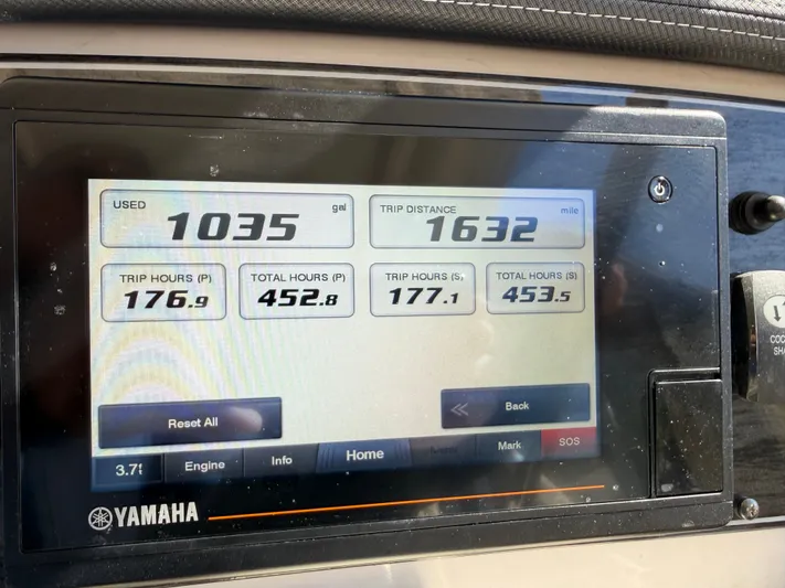  Yacht Photos Pics Yamaha display on Grady-White Freedom 307 boat, 2021 model.