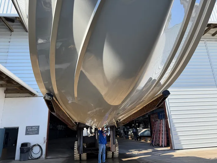  Yacht Photos Pics Underside of a 2021 Grady-White Freedom 307 boat.