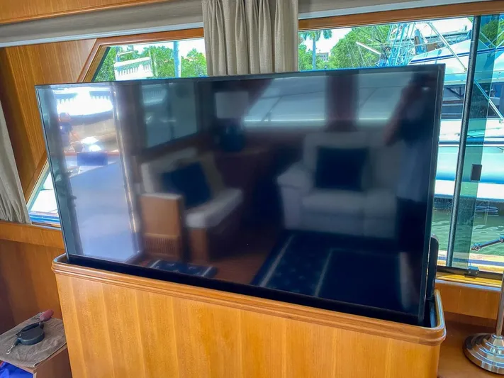 The Cotton Picker Yacht Photos Pics Interior of 2000 Ocean Alexander 610 Pilothouse with large TV and window view.