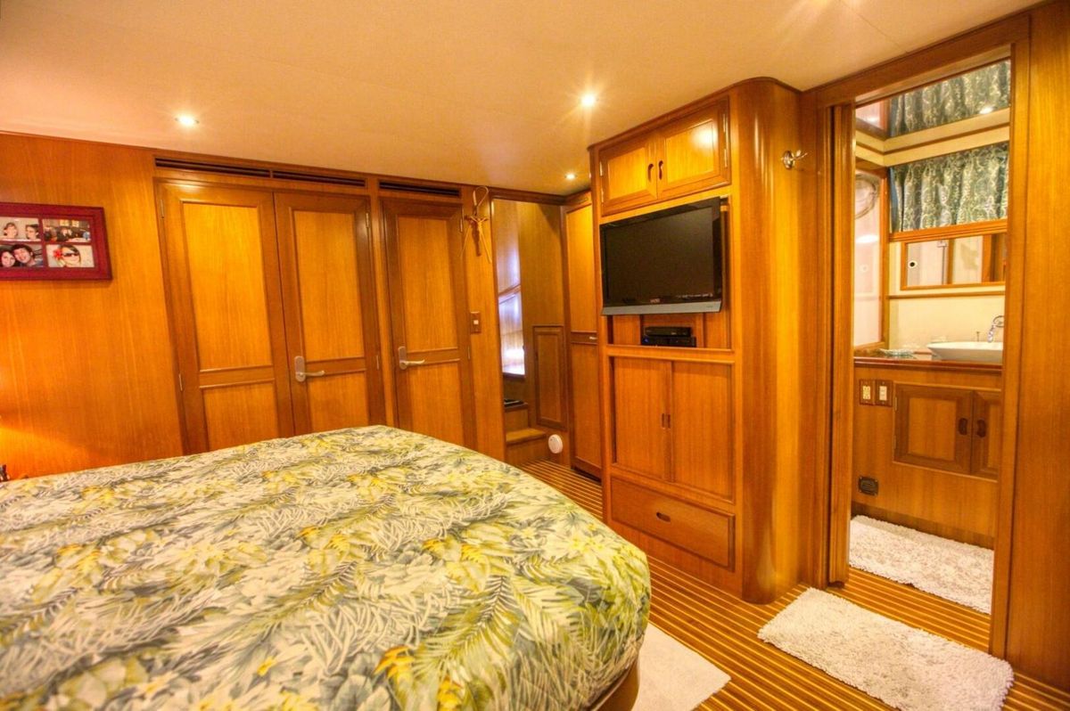 2000 Ocean Alexander 61 