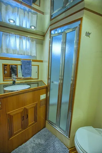 The Cotton Picker Yacht Photos Pics Bathroom interior of 2000 Ocean Alexander 610 Pilothouse yacht, featuring shower and sink.