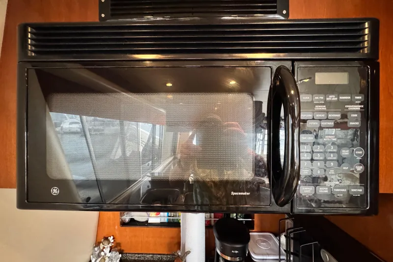  Yacht Photos Pics GE Spacemaker microwave in 2006 Meridian 490 Pilothouse kitchen.
