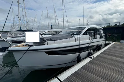 2025 Sealine C335