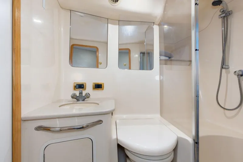 Tops Off Yacht Photos Pics 2001 48' Sea Ray 480 Tops Off Guest Head