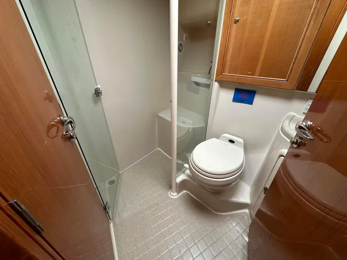  Yacht Photos Pics Fully Enclosed Head W/Shower