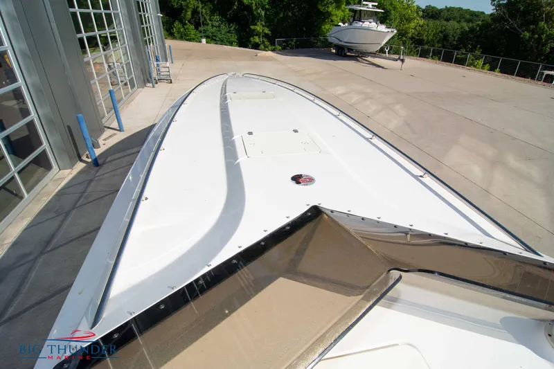  Yacht Photos Pics 2005 Fountain 42 Executioner boat on display at a marina.