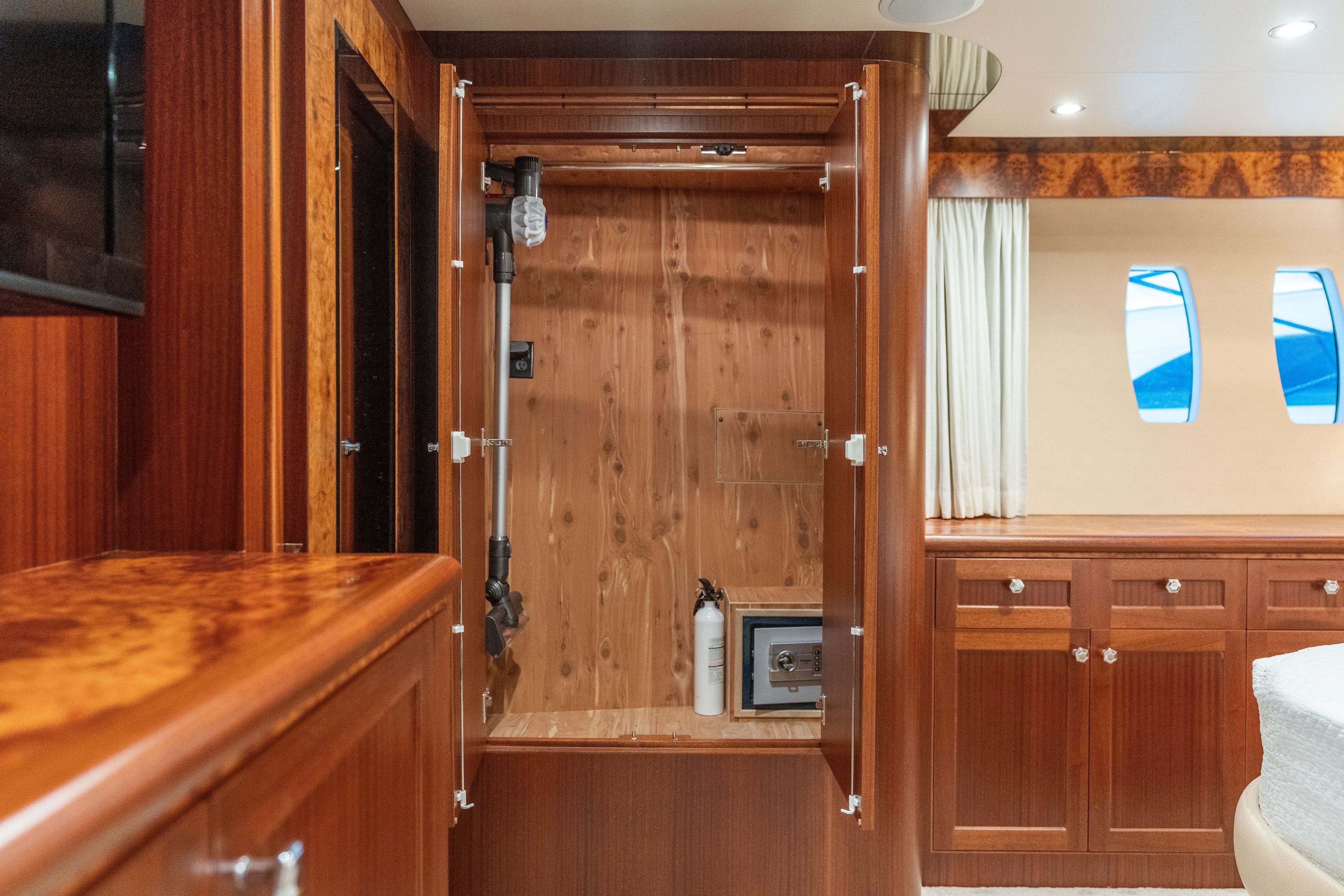 2013 Ocean Alexander 69 