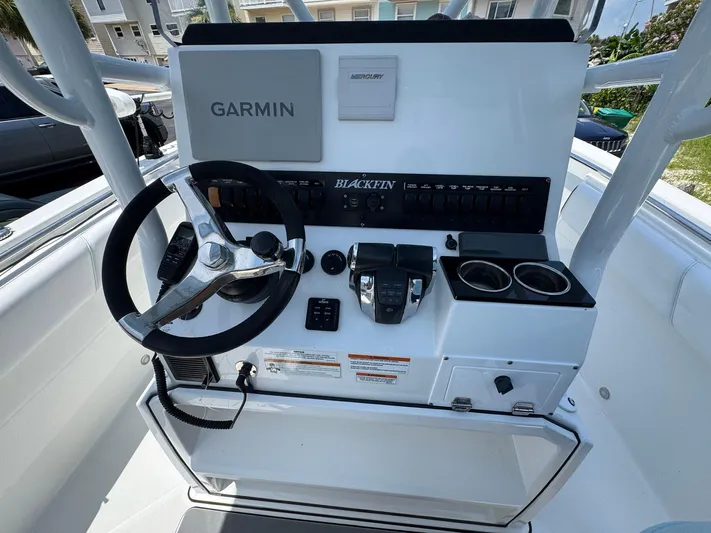 Yacht Photos Pics Center console of a 2021 Blackfin 252 CC boat with Garmin navigation system.