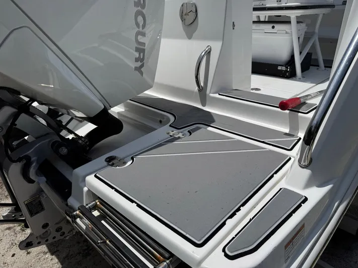  Yacht Photos Pics 2021 Blackfin 252 CC boat deck with Mercury engine, featuring sleek design and modern fittings.