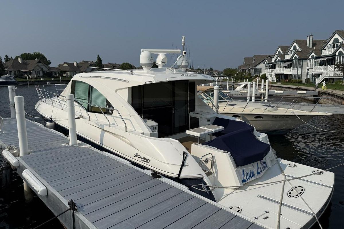 2013 Cruisers Yachts 45 
