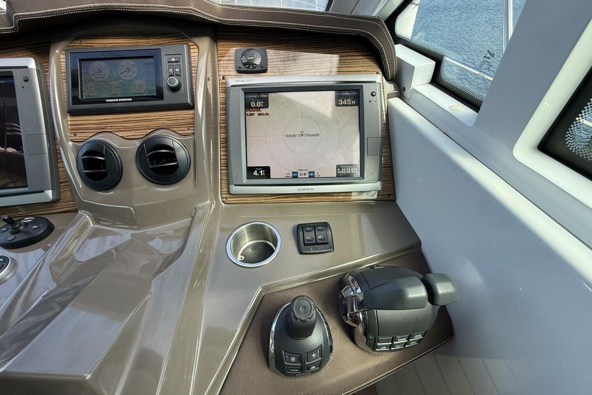2013 Cruisers Yachts 45 