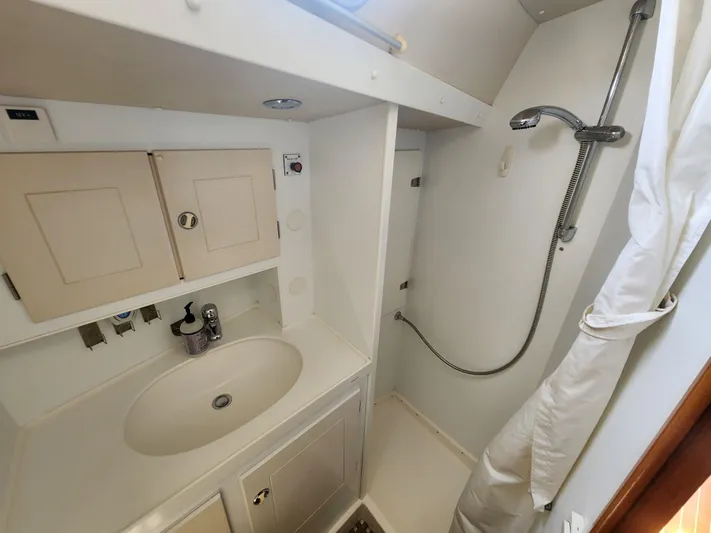 Sonder Yacht Photos Pics Bathroom interior of 2003 Hallberg-Rassy 46 yacht with shower and sink.