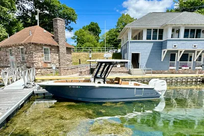 Robalo R250 Center Console