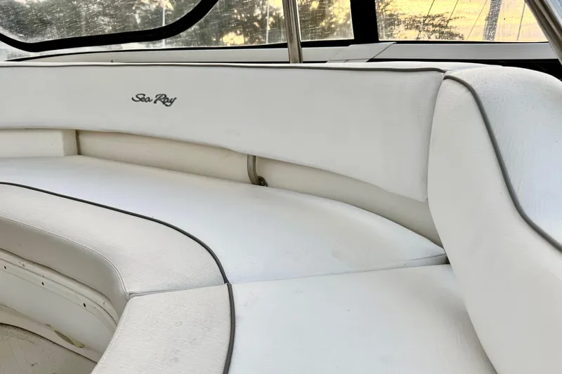  Yacht Photos Pics White seating area on a 1999 Sea Ray 560 Sedan Bridge yacht.
