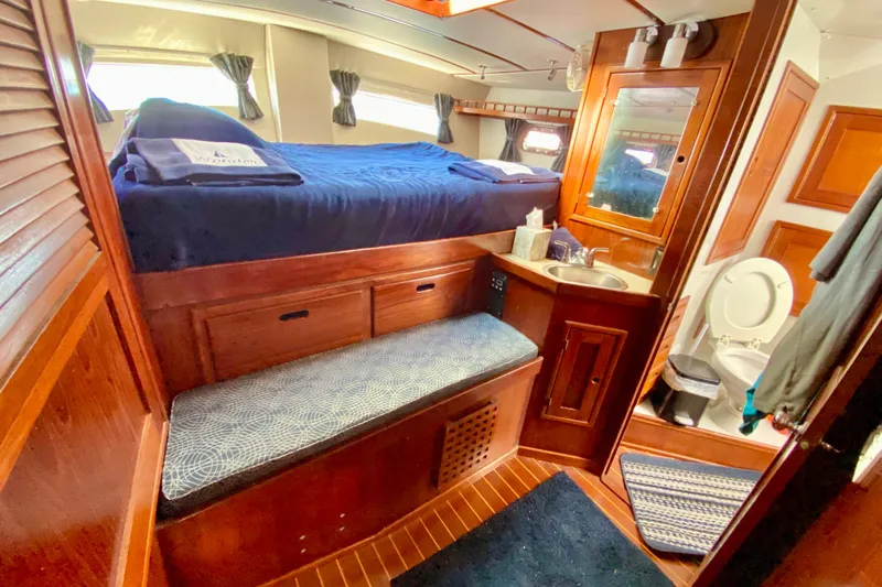 Wonder Yacht Photos Pics Cozy 1980 Wellington 44 yacht cabin with bed, sink, and toilet.