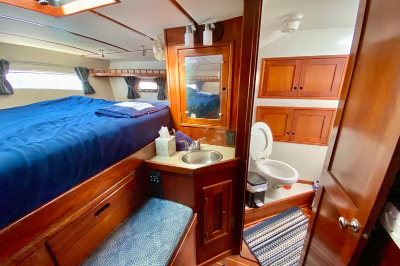 Wonder Yacht Photos Pics Cozy 1980 Wellington 44 yacht cabin with bed, sink, and bathroom.