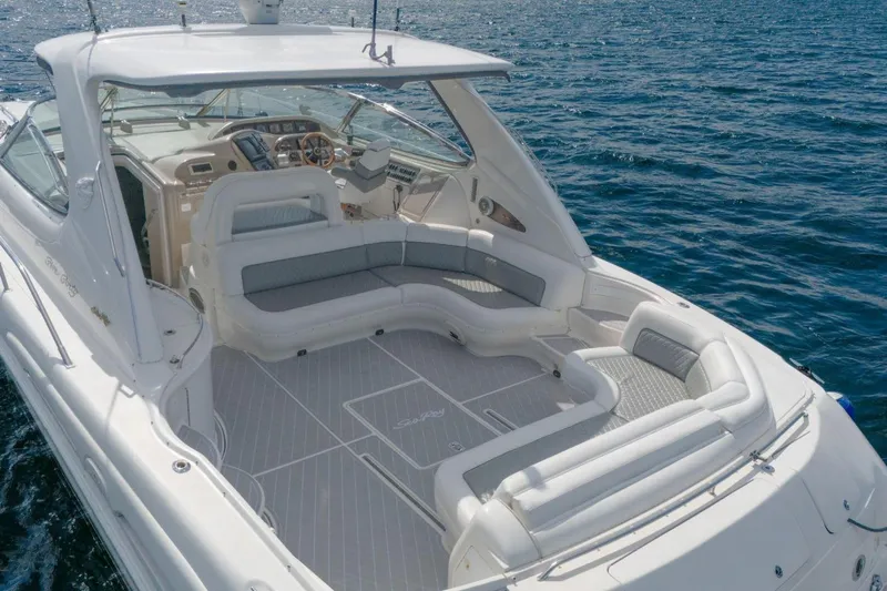  Yacht Photos Pics 1998 Sea Ray 540 Sundancer yacht with spacious seating on open water.