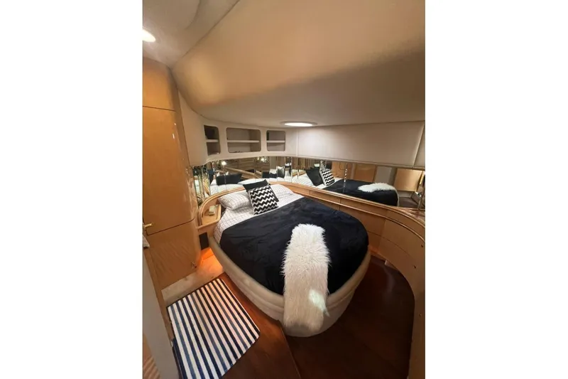 Yacht Photos Pics Luxurious 1998 Sea Ray 540 Sundancer cabin with elegant bedding and modern decor.