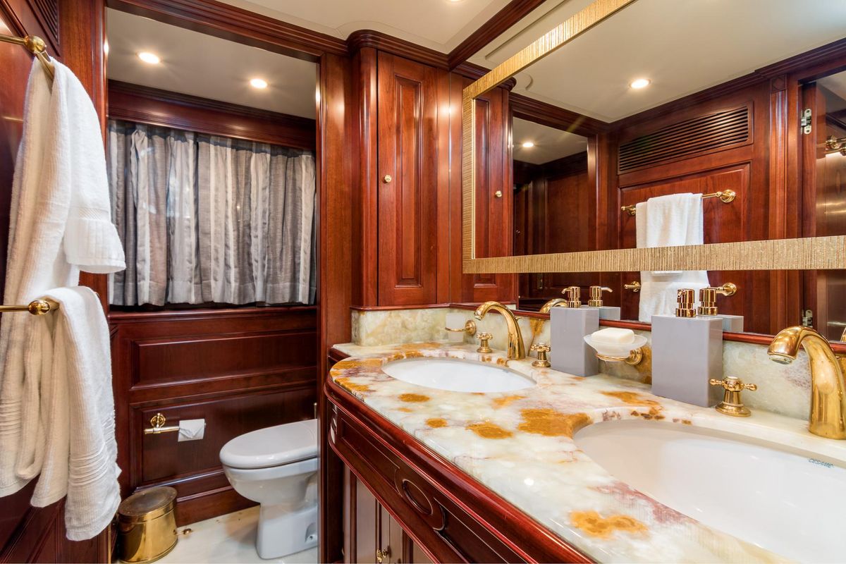 2006 Benetti 99 