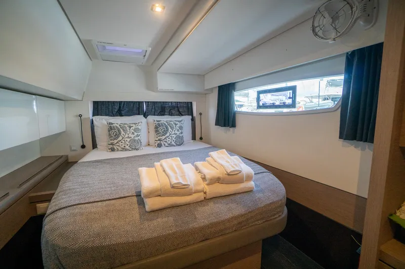 Hourglass Yacht Photos Pics 