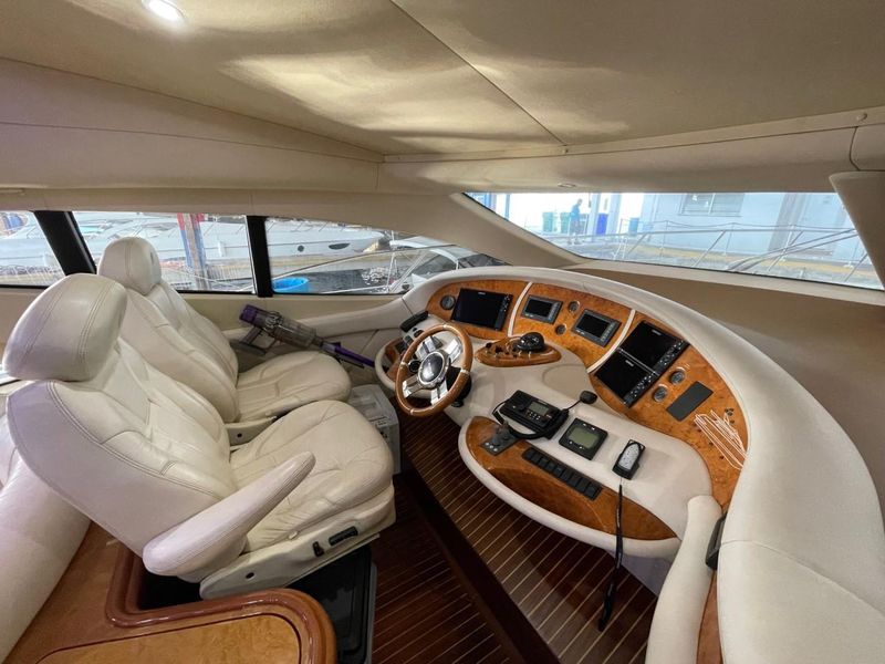 2007 Azimut 68E