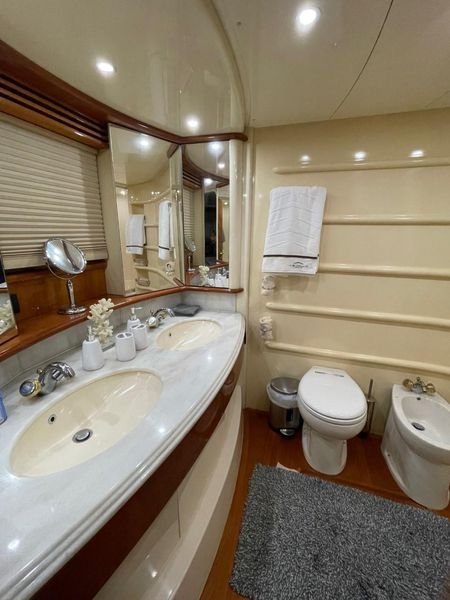 2007 Azimut 68E