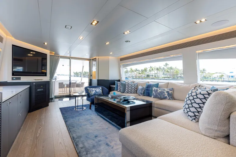 Horizon E90-923 / Now Available Yacht Photos Pics Horizon E90-923