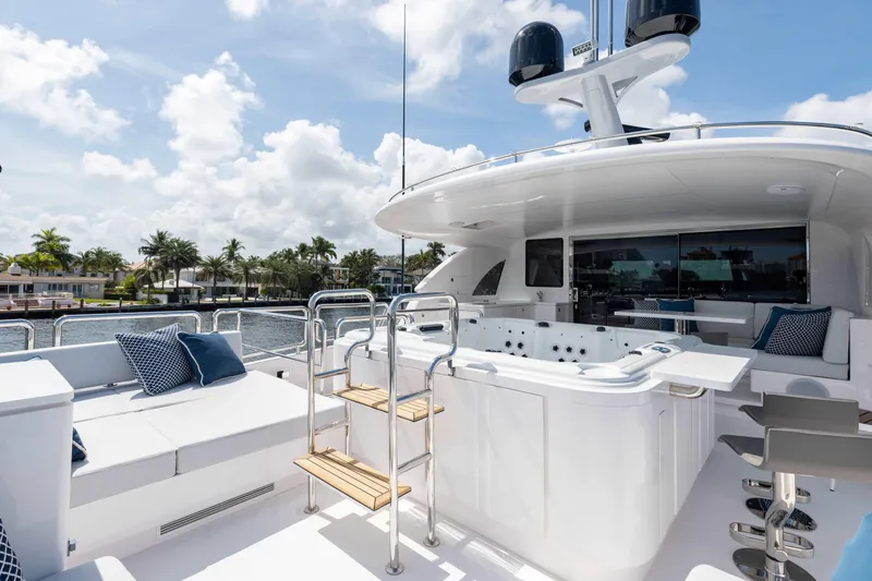 Horizon E90-923 / Now Available Yacht Photos Pics Horizon E90-923