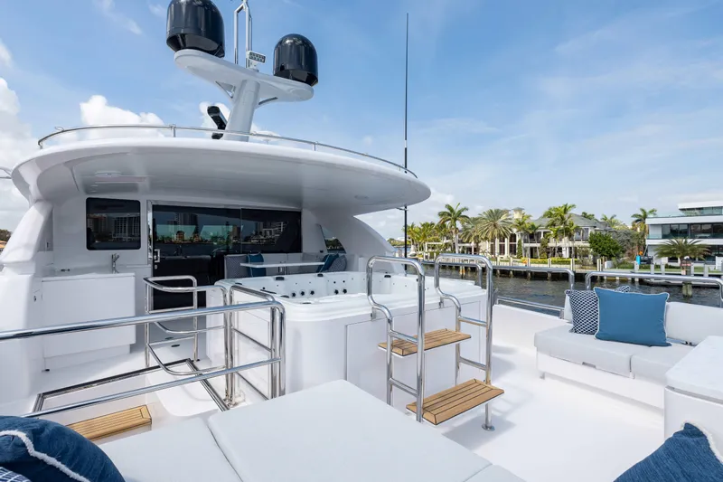 Horizon E90-923 / Now Available Yacht Photos Pics Horizon E90-923