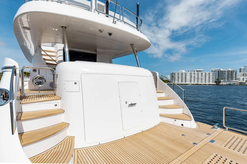 Horizon E90-923 / Now Available Yacht Photos Pics Horizon E90-923