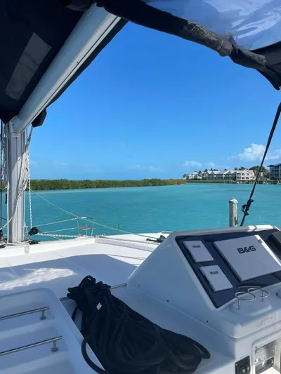 Freebird Yacht Photos Pics Lagoon 450 F catamaran, 2018 model, sailing in turquoise waters with clear blue sky.