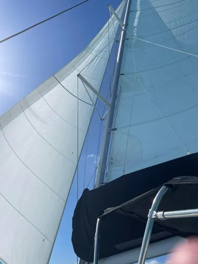 Freebird Yacht Photos Pics Sailing yacht Lagoon 450 F, 2018 model, with sails unfurled against a clear blue sky.