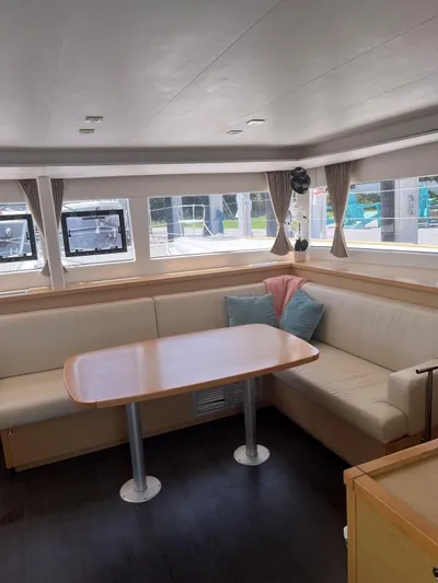 Freebird Yacht Photos Pics Interior of 2018 Lagoon 450 F catamaran with cozy seating and dining area.