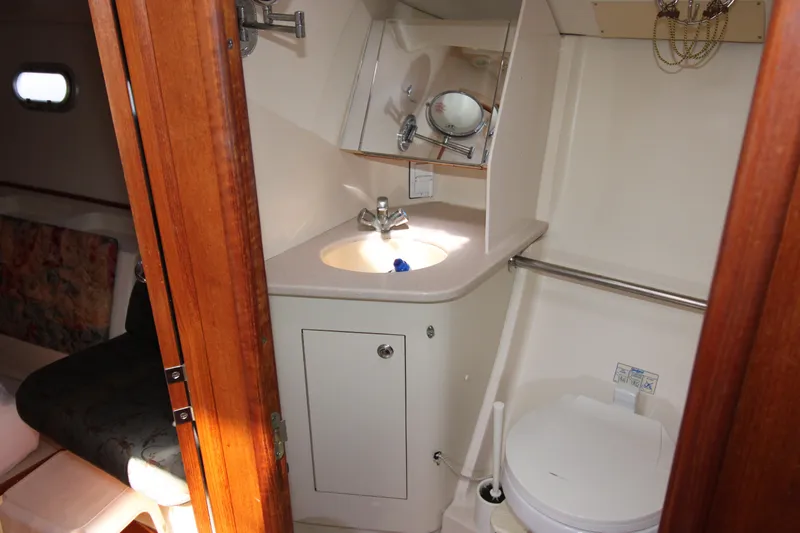 Medicinal Yacht Photos Pics 2002 Hunter 410 yacht bathroom with sink, mirror, and toilet.