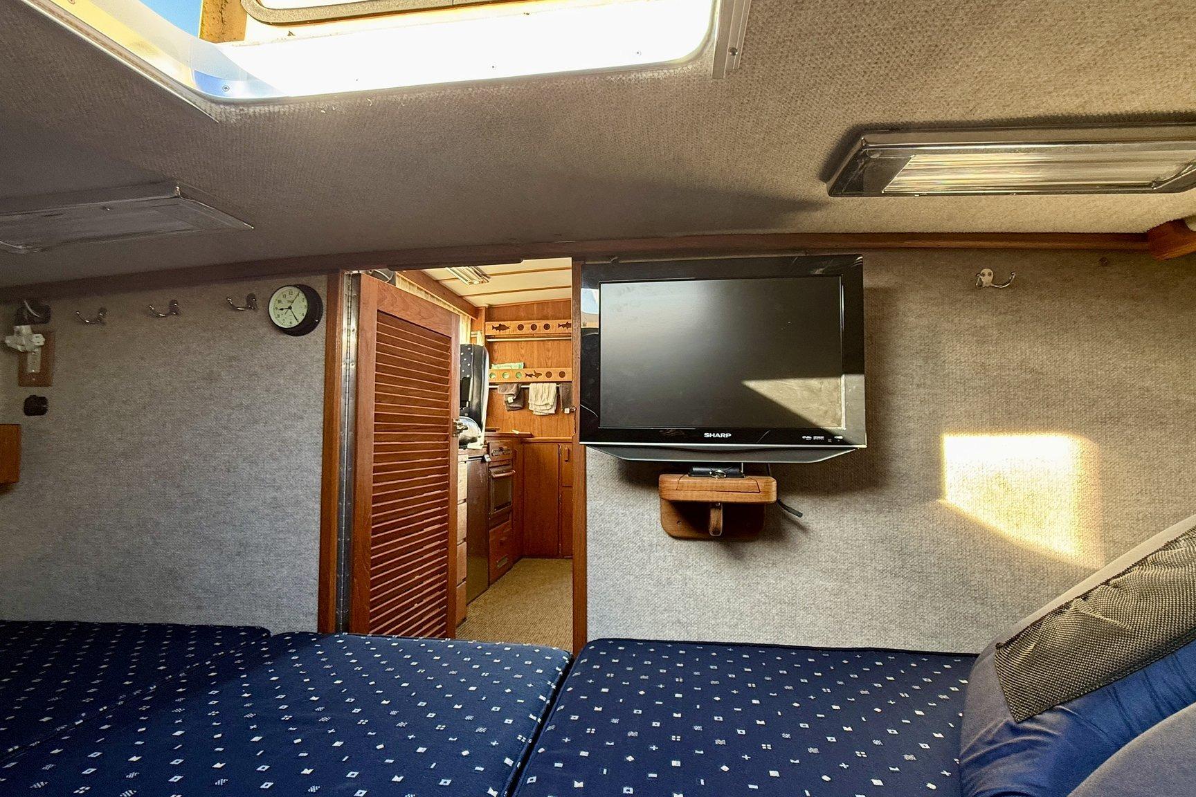 Commander 30 - Forward Cabin Entertainment