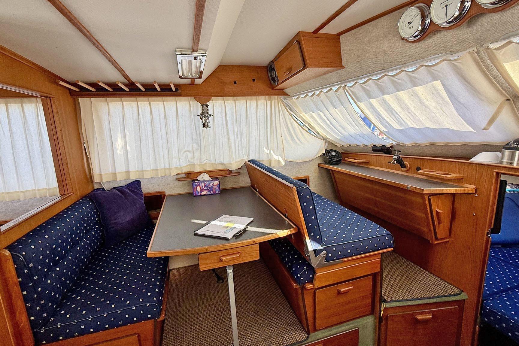 Commander 30 - Salon / Salon Table / Converts to Sleeping