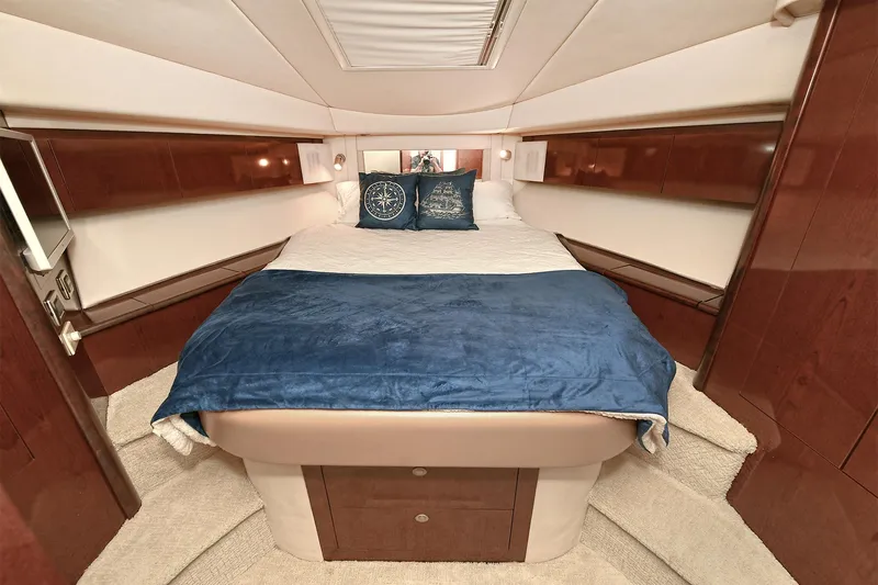 Atlantic Dream Yacht Photos Pics Luxurious bedroom in a 2008 Sea Ray 44 Sedan Bridge yacht.