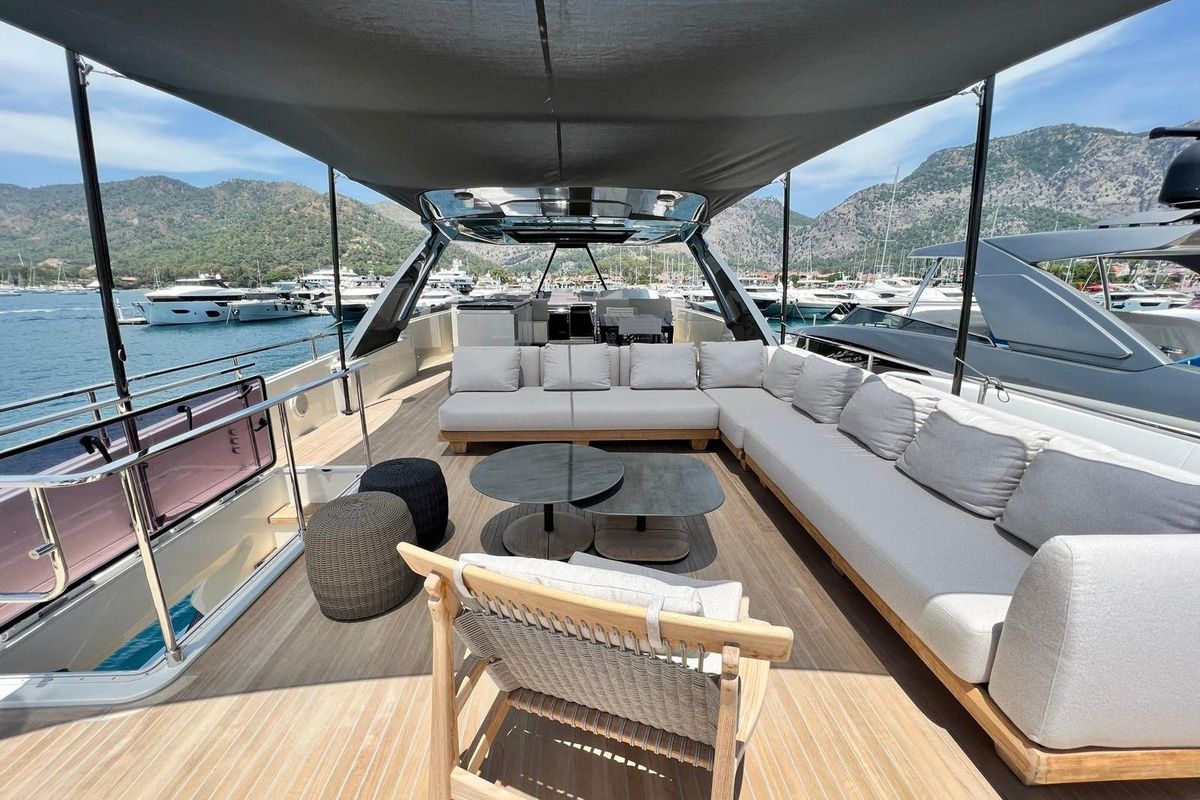 2019 Ferretti Yachts 93 