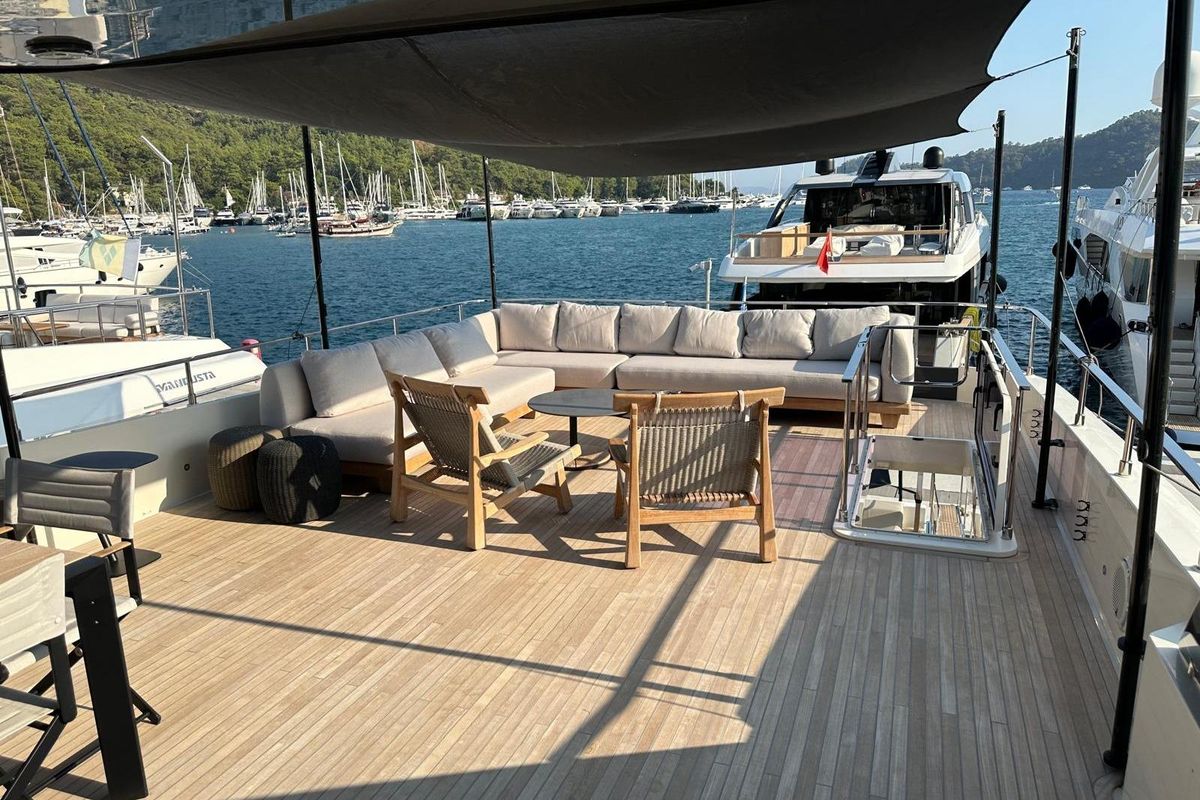 2019 Ferretti Yachts 93 