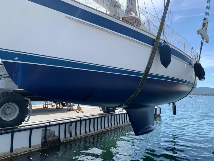  Yacht Photos Pics Hallberg-Rassy 48 MK 2006 yacht in dry dock, hull view above water.